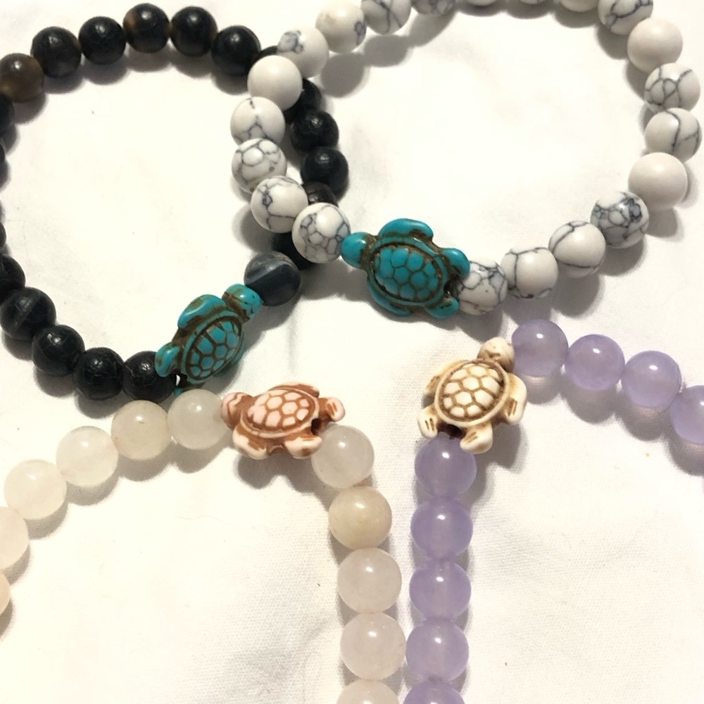 🐢O & Co beaded bracelet with antique double sided turtle charm